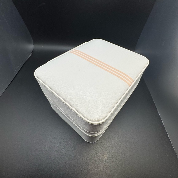 NWOT Gorjana Cream and Tan Jewelry Organizer- no flaws! Paid $95 - Picture 4 of 13